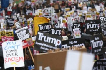 Ribuan orang di London kecam kebijakan pengungsi Trump