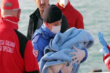 2.000 lebih migran diselamatkan secara dramatis di Laut Mediterania