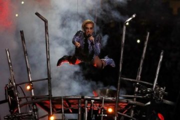 Lady Gaga buka Super Bowl dengan nyanyian protes Trump