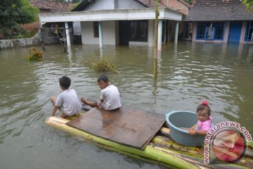 Pelajar di Kudus tetap masuk meski banjir
