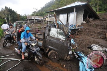 Mensos serahkan bantuan untuk korban longsor Bali