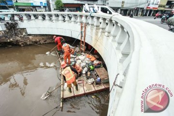 Pasukan oranye siaga di pintu air selama musim hujan