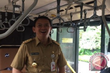 Ahok naik Transjakarta baru ke Balai Kota