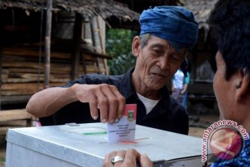 Lewati  hutan dan bukit, ribuan warga Baduy berduyun-duyun padati TPS