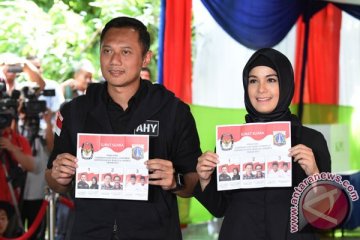 Agus-Annisa berikan suara di TPS 06