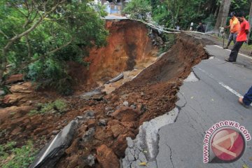 Ruas jalan Sarolangun amblas dan tergenang banjir
