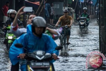 Genangan 50 cm hambat lalu lintas Simatupang Jaksel