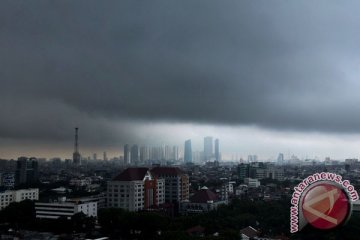 Hujan, petir dan angin kencang diperkirakan terjadi di Jakarta hari ini