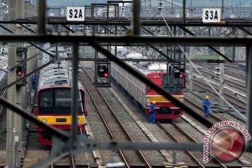 Perjalanan KRL terganggu akibat rangkaian anjlok di Jatinegara