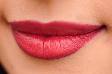Delapan aturan wajib saat mengenakan lipstik merah
