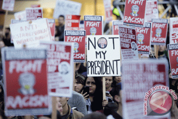 Ribuan demonstran anti-Trump gelar unjuk rasa "bukan presidenku"