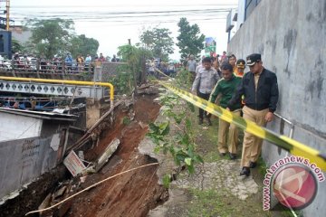 Longsor landa dua kampung di Sukabumi