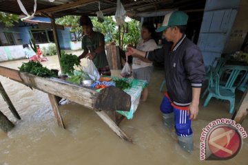 Jembatan penghubung di Blitar runtuh diterjang banjir