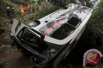 Bus pengangkut lansia terbalik di Rejang Lebong