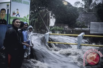 Satu rumah jebol akibat luapan banjir Sungai Citepus Bandung
