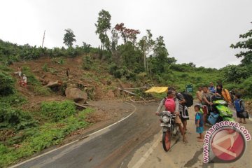Tanah longsor terjadi di bagian ruas jalan Trans Sulawesi