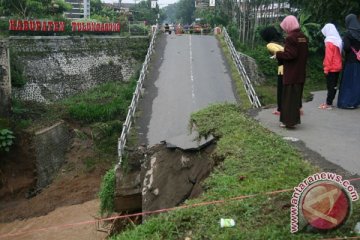 Longsor terjang empat rumah di Tulungagung