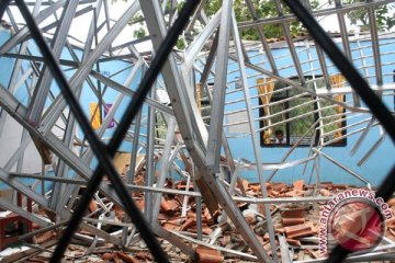 Polisi diminta usut tuntas ambruknya atap SMAN Muara Gembong