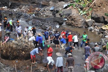 Korban banjir bandang Mojokerto berharap segera terima bantuan
