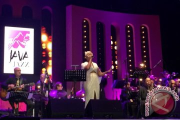 Dira Sugandi kolaborasi dengan Jazz Orchestra of the Concertgebouw