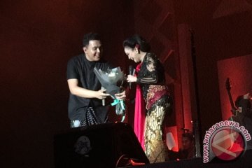 Duet Tulus dan Sundari Soekotjo di JJF 2017 (Video)