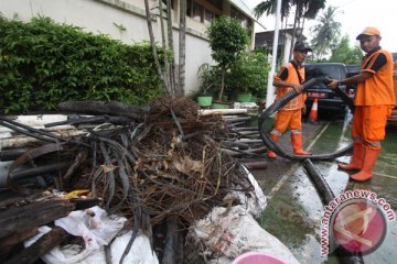 Anies Baswedan bilang banjir juga karena pemasangan kabel serat optik