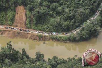 Sebagian jalur Riau-Sumatera Barat tertutup longsoran tanah