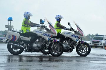 Simulasi Pengawalan VIP