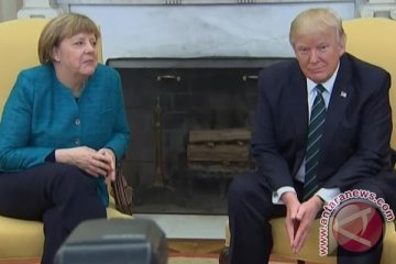 Masih soal insiden salaman, ini alasan Trump tak pedulikan ajakan salaman Merkel