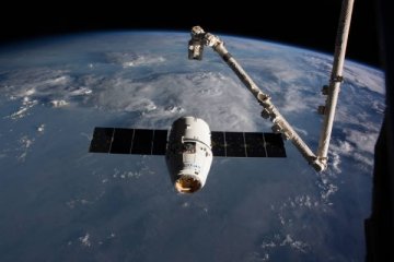 Pesawat kargo SpaceX kembali ke Bumi