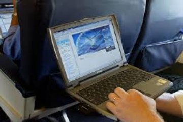 Qatar Airways akan sediakan laptop pinjaman untuk penerbangan AS