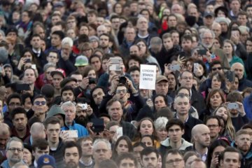 Ratusan warga beri penghormatan kepada korban serangan London