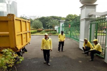 "Pasukan Kuning" penjaga kebersihan Jakarta "sudah enak"