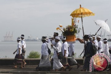 Ratusan umat Hindu gelar Melasti di Pantai Paseban