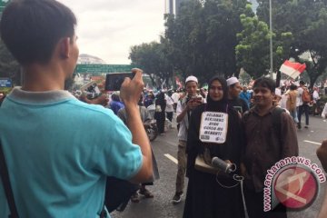 Bawa poster "Selamat Berjuang Ayah", ibu ini laku diajak foto saat aksi 313