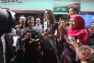 Anggunnya Miss Universe saat dampingi Menteri Khofifah