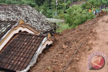 Pangdam: TNI bantu evakuasi korban longsor Ponorogo