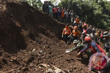 Mensos sarankan relokasi korban longsor Ponorogo