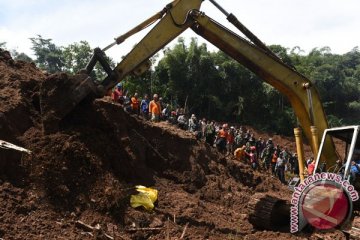 BPBD tambah alat berat cari korban longsor