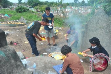 Warga keturunan Tionghoa di Magelang lakukan tradisi Ceng Beng