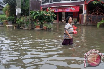 Jalan utama galaxy Bekasi terputus akibat banjir