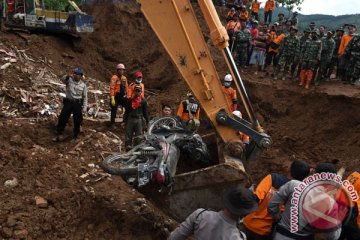 Tim SAR hentikan sementara evakuasi korban longsor Ponorogo