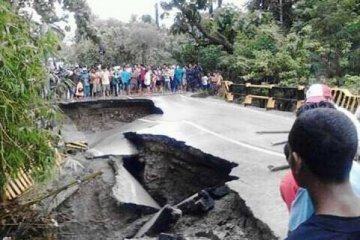 Jalan Raya Trans Timor lumpuh total