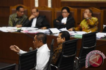 Hakim tanya bagi-bagi uang e-KTP, Setnov jawab "tidak benar"