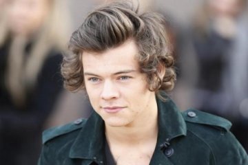 Album debut Harry Styles puncaki tangga lagu Inggris