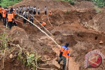 Petugas evakuasi jasad dua korban longsor Ponorogo