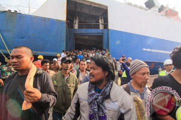 Penumpang Kapal Mutiara Persada terbakar tiba di Lampung