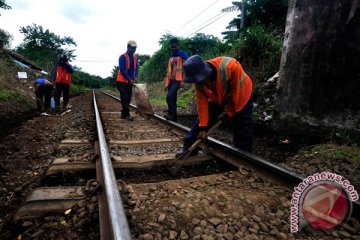 Sambut Lebaran, KAI Blitar intensif perbaiki rel