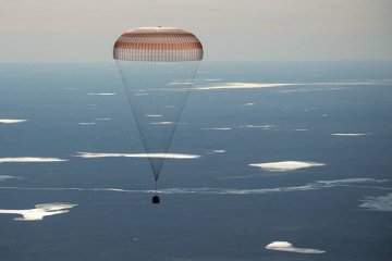 Tiga kru stasiun antariksa mendarat setelah enam bulan di orbit