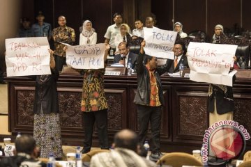 Sidang paripurna DPD diprotes beberapa anggota, spanduk  dibentangkan